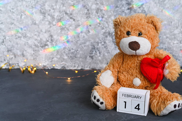 bruine teddybeer. rood hart en houten kalender Valentijnsdag - 14 februari. Hoge kwaliteit foto - Foto, afbeelding