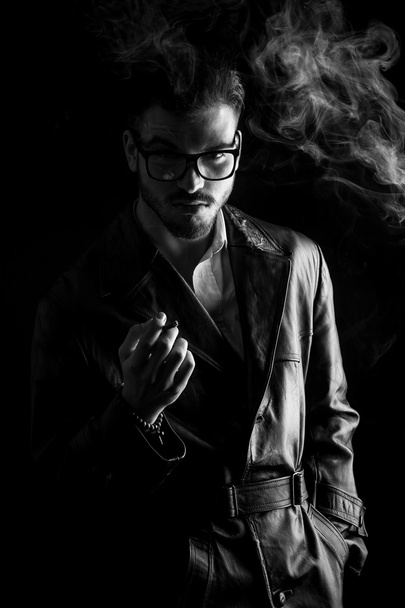 Imagen en blanco y negro de un joven y atractivo hombre de moda
 - Foto, Imagen