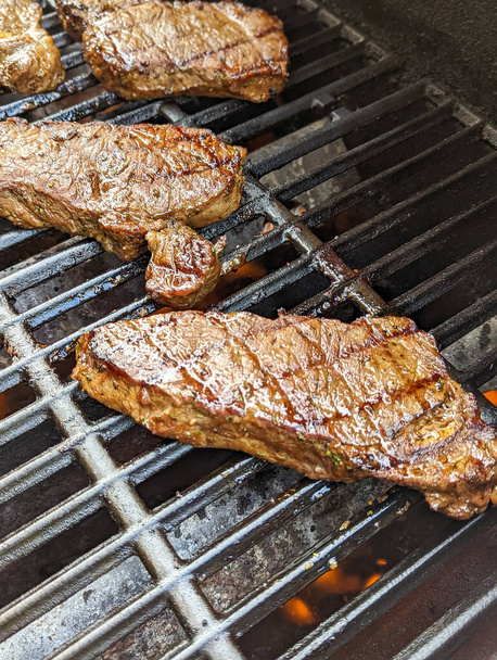 Aile yemeği için orta pişmiş ızgara biftek. - Fotoğraf, Görsel