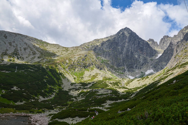 Skalnate pleso Rocky Valleyn alimmassa ytimessä ja Lomnicky Stittin huippu kansallispuistossa High Tatras, Slovakia - Valokuva, kuva