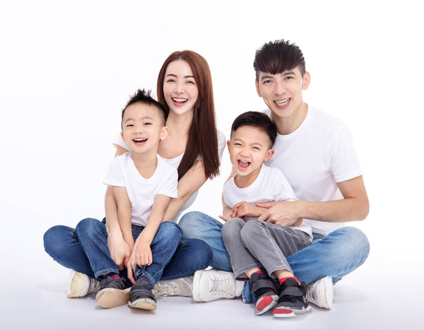 gelukkig aziatische familie en kinderen zitten op witte vloer - Foto, afbeelding