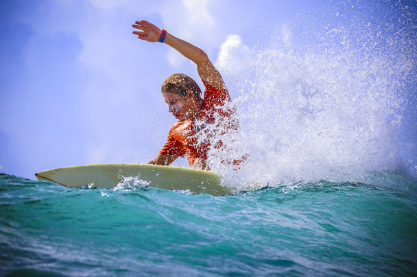 Surfer auf erstaunlicher blauer Welle - Foto, Bild
