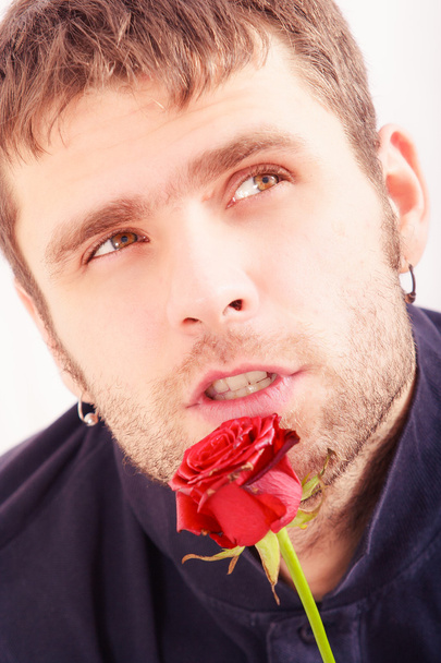 pohledný muž s červenou růží - Fotografie, Obrázek