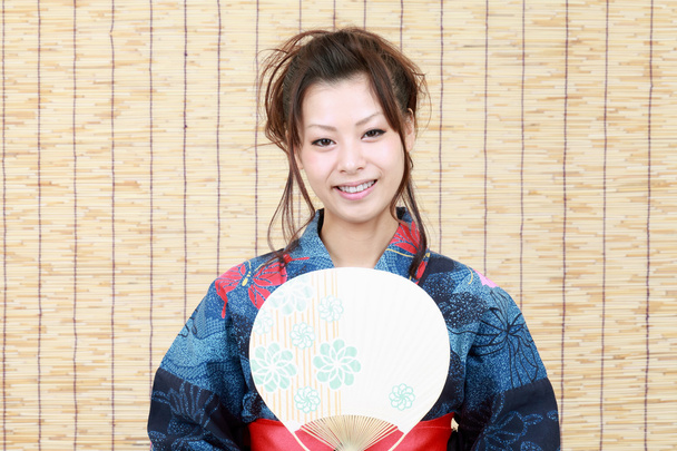 Fiatal japán nő a hagyományos ruhákat a kimonó - Fotó, kép