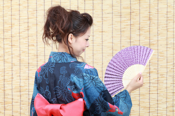 Mulher asiática em roupas tradicionais de quimono
 - Foto, Imagem