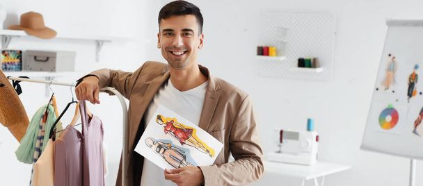 Портрет стилиста мужской одежды в мастерской - Фото, изображение