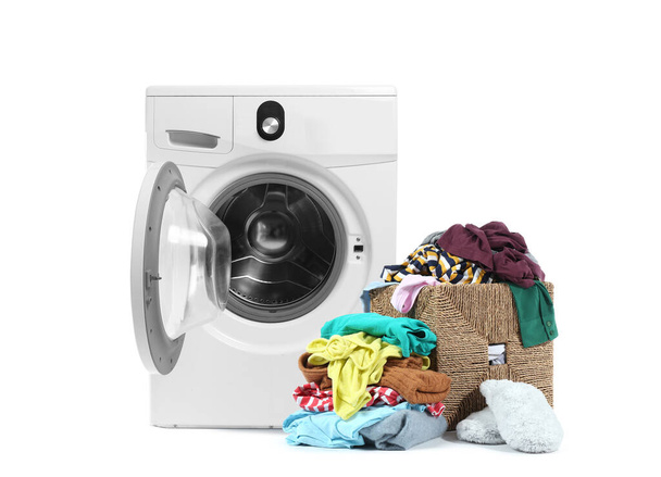 Máquina de lavar roupa moderna com roupas sujas na cesta de lavanderia no fundo branco - Foto, Imagem