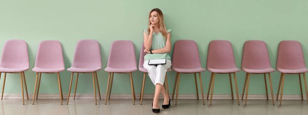 Jeune femme en attente d'un entretien d'embauche dans le hall
 - Photo, image