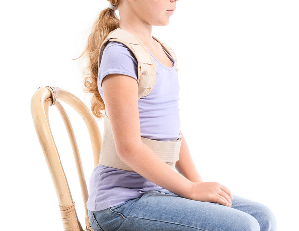 Kislány hátsó merevítő ül a fehér háttér - Fotó, kép