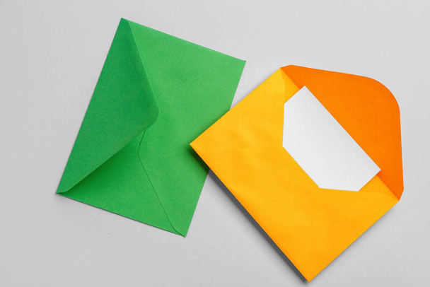 Enveloppes colorées sur fond gris - Photo, image