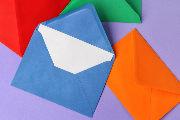 Envelopes de papel diferentes sobre fundo lilás, close-up - Foto, Imagem