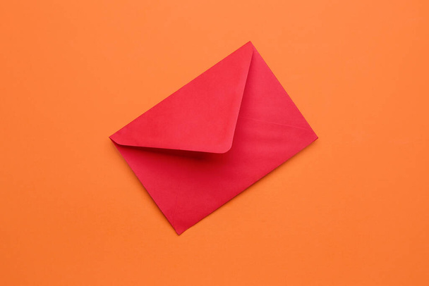 enveloppe en papier rouge sur fond de couleur - Photo, image