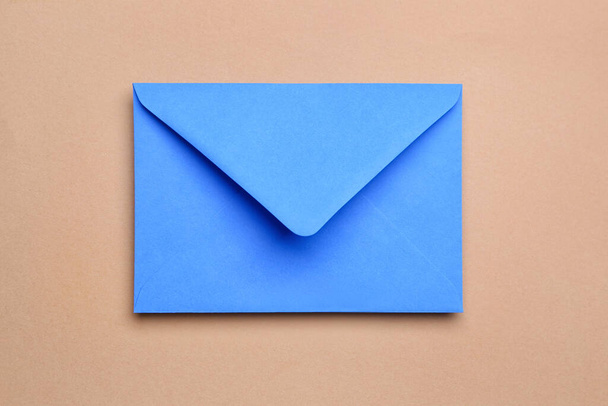 Renk arkaplanı üzerine mavi kağıt zarf - Fotoğraf, Görsel