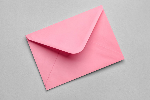 Rózsaszín papír boríték világos háttér - Fotó, kép