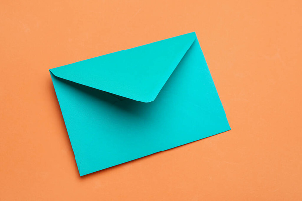 Enveloppe lumineuse sur fond de couleur - Photo, image