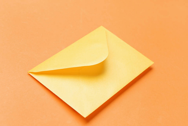 Enveloppe jaune sur fond de couleur - Photo, image