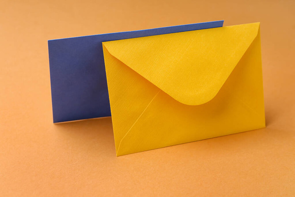 Deux enveloppes en papier sur fond de couleur - Photo, image