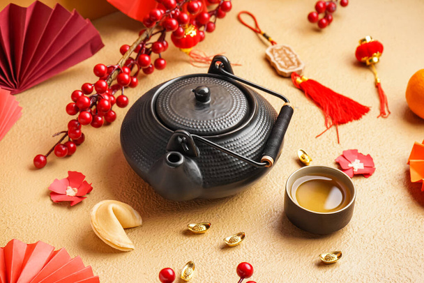 Tetera, taza de té, galletas de la fortuna y símbolos chinos sobre fondo beige. Celebración de Año Nuevo - Foto, Imagen