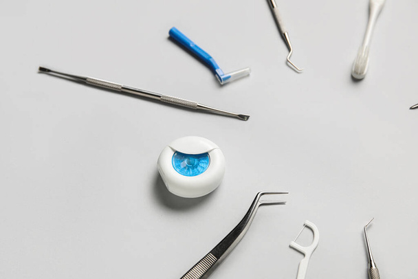 Marco hecho de herramientas dentales sobre fondo gris, primer plano - Foto, Imagen