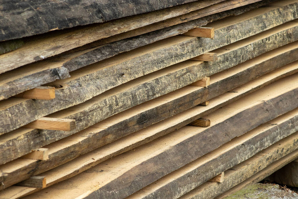 Piled tarcicy w pobliżu tartaku. Drewno i kawałek drewna. Ułożone w stosy. Drewno składane.Zbliżenie deska drewniana - Zdjęcie, obraz