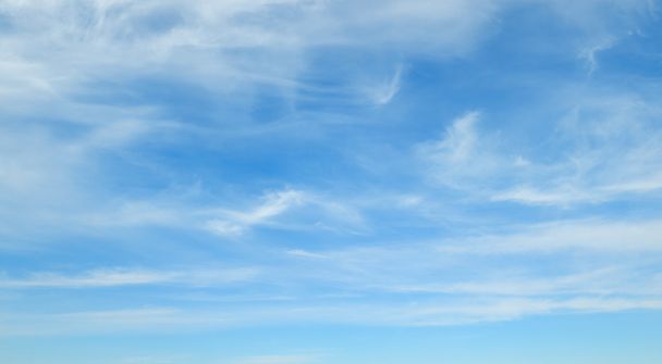 pörröiset pilvet sinisellä taivaalla - Valokuva, kuva