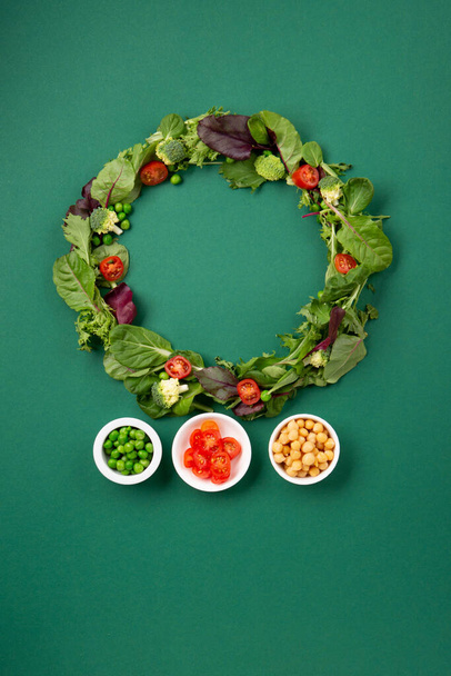 Vegetariano e vegan dieta mês em janeiro chamado Veganuary. Variedade de vegan, alimentos à base de proteínas vegetais, legumes crus saudáveis. Vista superior sobre fundo verde. - Foto, Imagem