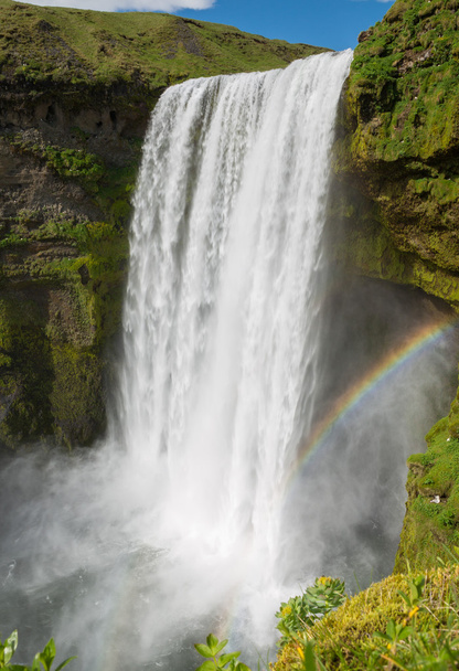 На вершине водопада Скогафосс с радугой
 - Фото, изображение