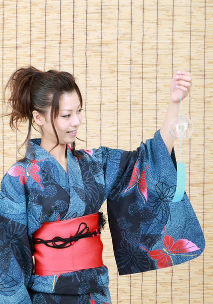 Mulher japonesa em roupas tradicionais de Kimono com sino de vento
 - Foto, Imagem