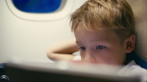 Мальчик, использующий планшетный компьютер во время полета
 - Кадры, видео