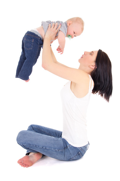 jonge moeder spelen met zoontje geïsoleerd op wit - Foto, afbeelding