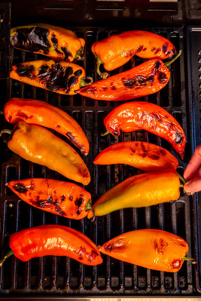 Punainen makea kapia paprika grillissä - Valokuva, kuva