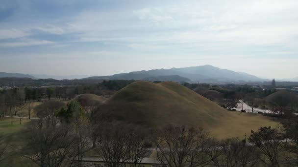 Daereungwon Tomb Complex vista lagoa no inverno em Gyeongju, Coreia do Sul. Imagens 4k de alta qualidade - Filmagem, Vídeo