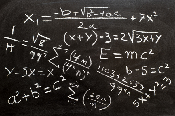 Wiskundige formules en vergelijkingen geschreven op een schoolbord met krijt - Foto, afbeelding