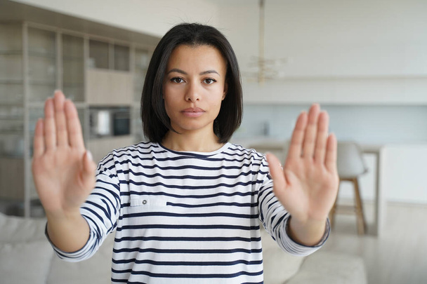 手を使わずに身振りをする白人女性は拒絶を示す。女の子の手のひらを閉じる。警告または拒否の概念、拒否と拒否。家庭での負の感情。虐待や家庭内暴力を止め. - 写真・画像