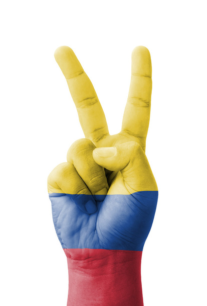 Mano haciendo el signo V, bandera de Colombia pintada como símbolo de victo
 - Foto, imagen