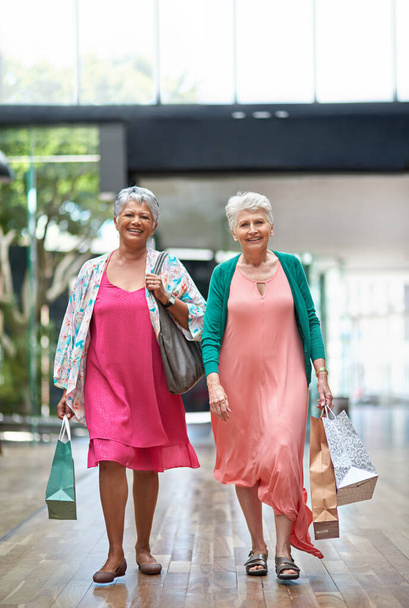 Laten we beginnen met winkelen. Full length portret van een twee oudere vrouwen uit op een shopping spree - Foto, afbeelding