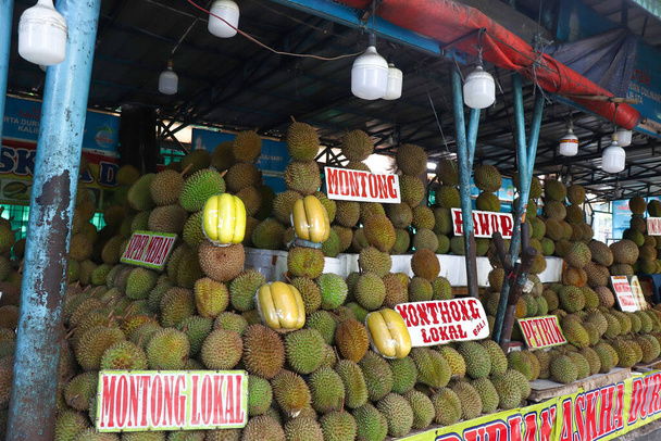 Un negozio locale oltre alla strada che vende duriani. Ci sono un sacco di diversi tipi di durian. - Foto, immagini
