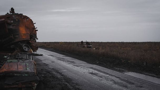 ウクライナの戦争、 2つの破壊されたタンク、ハリコフ地域、レーズンの街 - 写真・画像