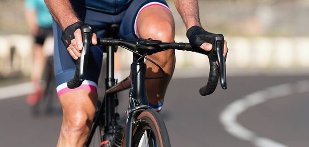 Ciclista na corrida em um detalhe guidão de bicicleta de estrada
 - Foto, Imagem