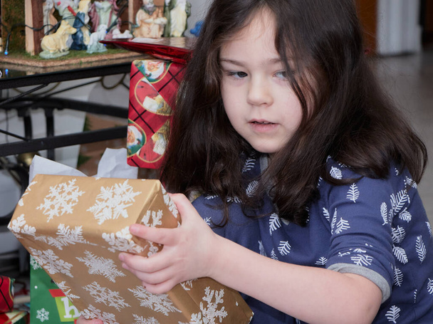 молода сім'я відкриває різдвяні подарунки вдома
 - Фото, зображення