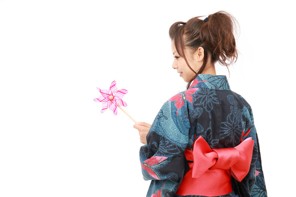 Японская женщина в традиционной одежде кимоно
 - Фото, изображение