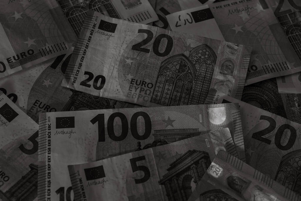 Zbliżenie banknotów euro, tło wyodrębnionych pieniędzy euro. - Zdjęcie, obraz