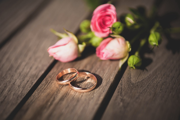 Красивые нежные розы и кольца
 - Фото, изображение
