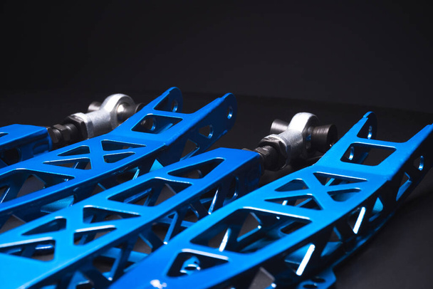 задні сині важелі на спортивному дрифті автомобіля нестандартний проект
 - Фото, зображення