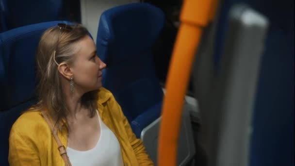 イタリアで電車の中を旅する女性. - 映像、動画