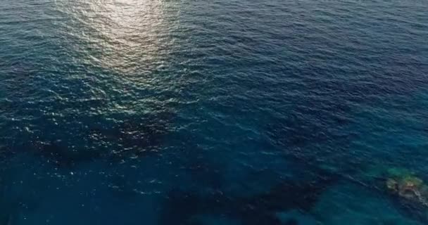 Luchtfoto van de prachtige Middellandse Zeekust in Albanië - Video