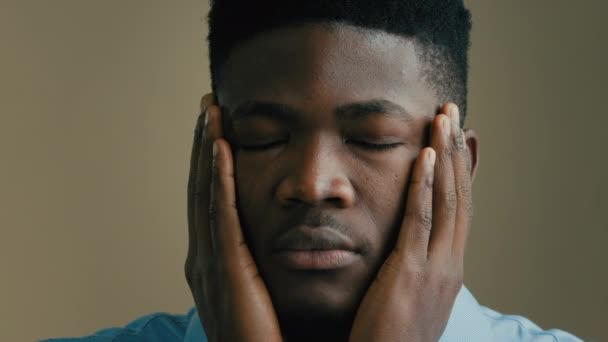 Gros plan portrait masculin afro-américain ethnique malade homme d'affaires fatigué déprimé frustré travailleur tombé maux de tête souffrir de migraine problème de santé covid-19 symptôme mauvais sentiments toucher temples de la tête - Séquence, vidéo