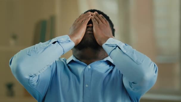 失望動揺絶望的な男アフリカのビジネスマンのオフィスの労働者の従業員は、ビジネス上の問題が悪い結果負の反応を失った仕事を提供しています。民族の悲しい男性はパニッククラッシュ危機破産に苦しむ - 映像、動画