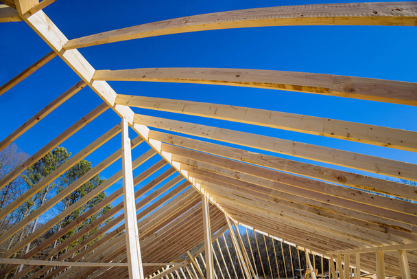 Bouw van houten dakbalk nieuw gebouwde stok huis uit een kader spanten frame - Foto, afbeelding