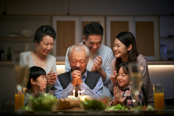 feliz três geração asiático família celebrando vovô 's aniversário em casa - Foto, Imagem